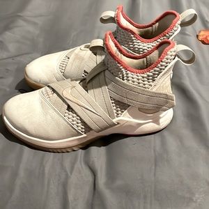 Nike Lebron solider 12